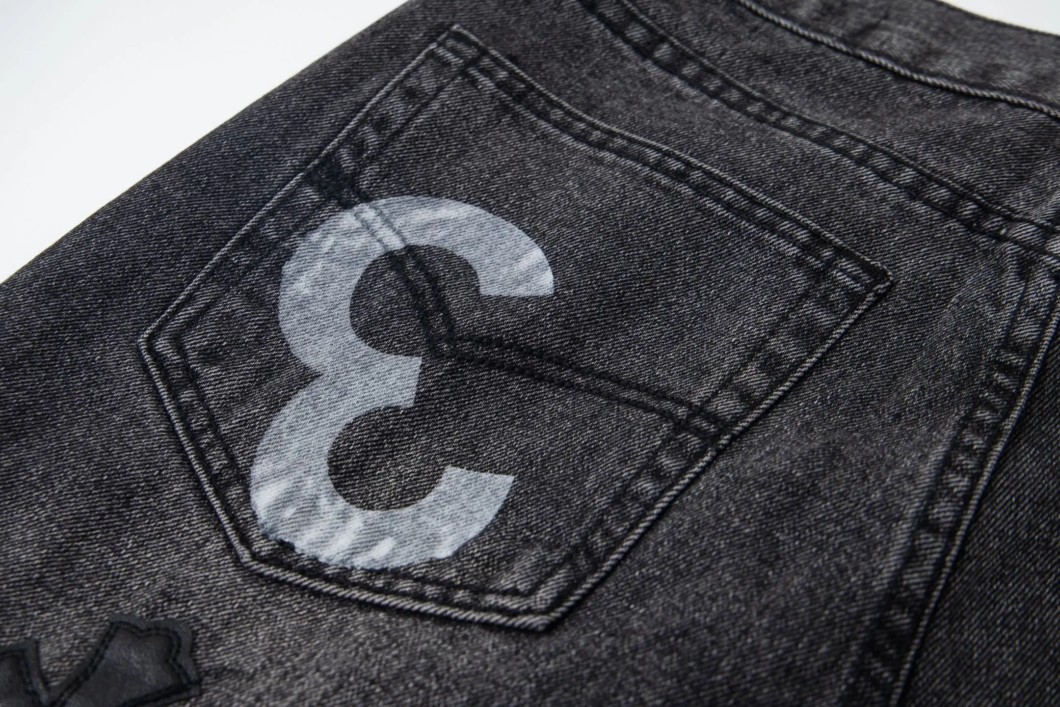 P260 Chrome Hearts Chrome Hearts Jeans Purple Matty Boy Sex Records Rivet Style Work Jeans CH Jeans need to be disassembled and washed before being dismantled and hand-stitched with sheepskin cross leather and then spliced ​​together to complete. The whole piece has too many craftsmanship to explain. The cabinet price is 16W+ level, patchwork cross pattern embellishment, high-waisted washed jeans! ! Absolutely high-end luxury products, 8W+ level god-level items, super popular products, made with top heavy industry, a magic weapon that cannot be missed. About Kroxin This is an extremely luxurious fashion brand, which can also be called the aristocrats of the high street. It has always been an exclusive brand for some hipsters or rich second generation. Compared with ordinary high streets, it is more luxurious and noble. Compared with luxury brands, it has a more fashionable personality and has always been a brand that I have a special liking for. Style number: 1761# Size: 28 30 32 34 36